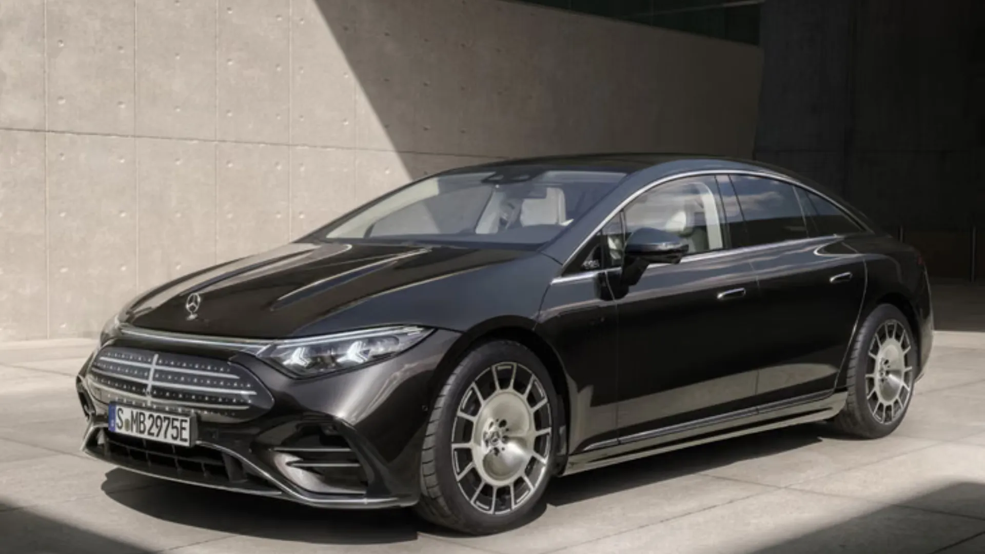 Mercedes Benz EQS Facelift Debuts with 926 km Range!