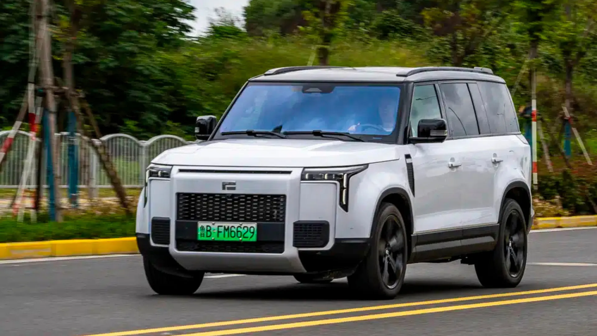 Rox 01 Luxury PHEV SUV - Main