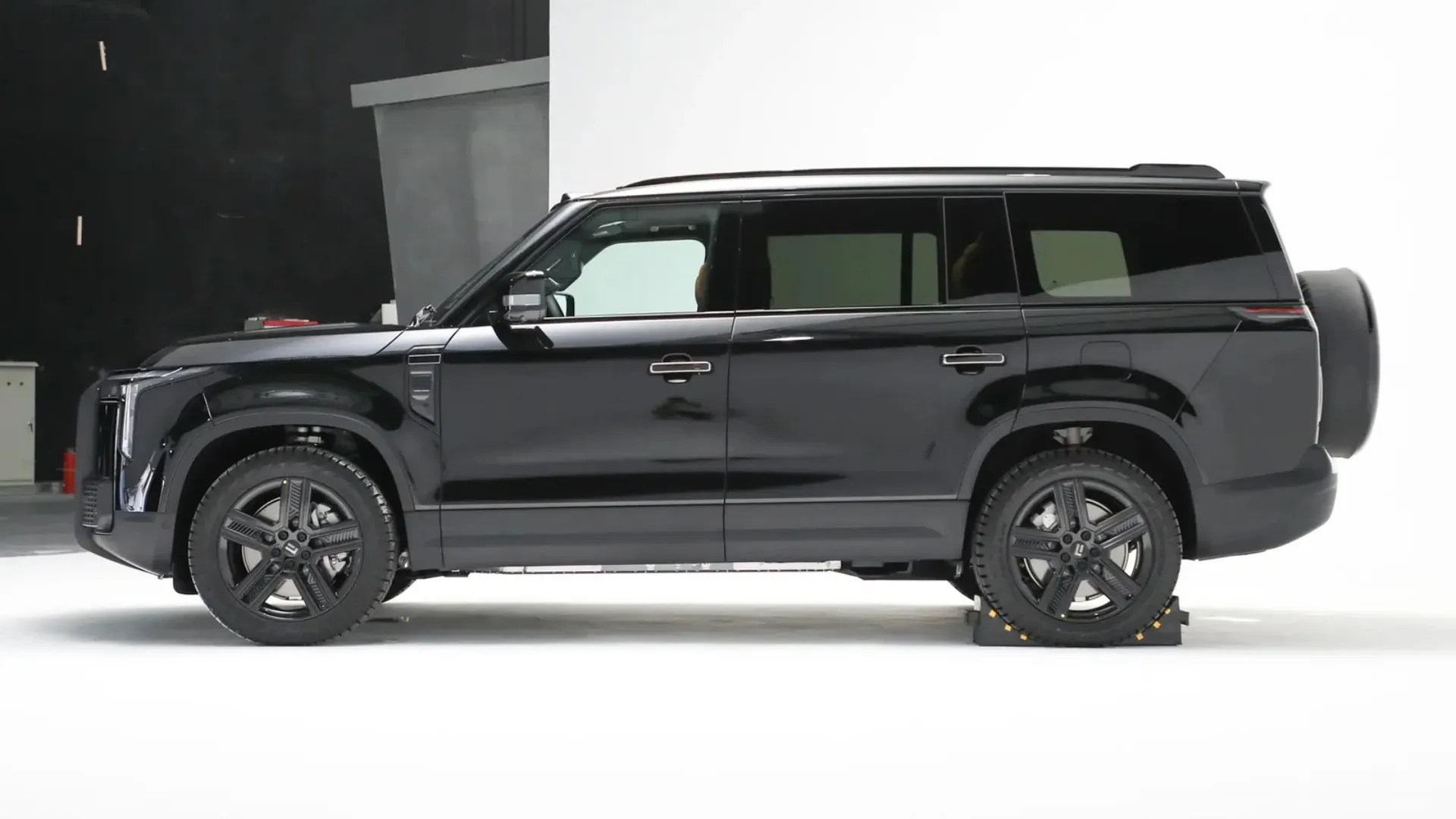 Rox 01 Luxury PHEV SUV - Side