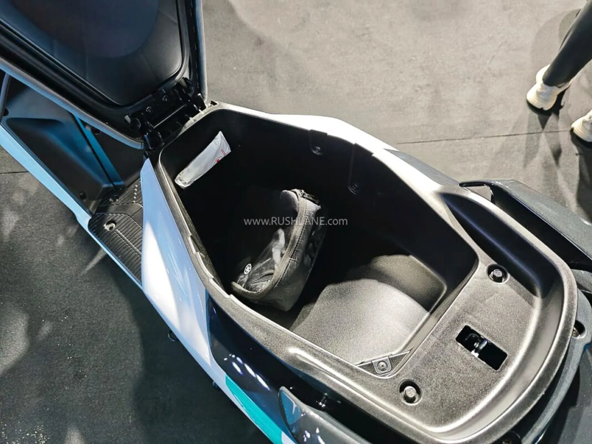 Yamaha EC-06 Electric Scooter Unveiled - storage