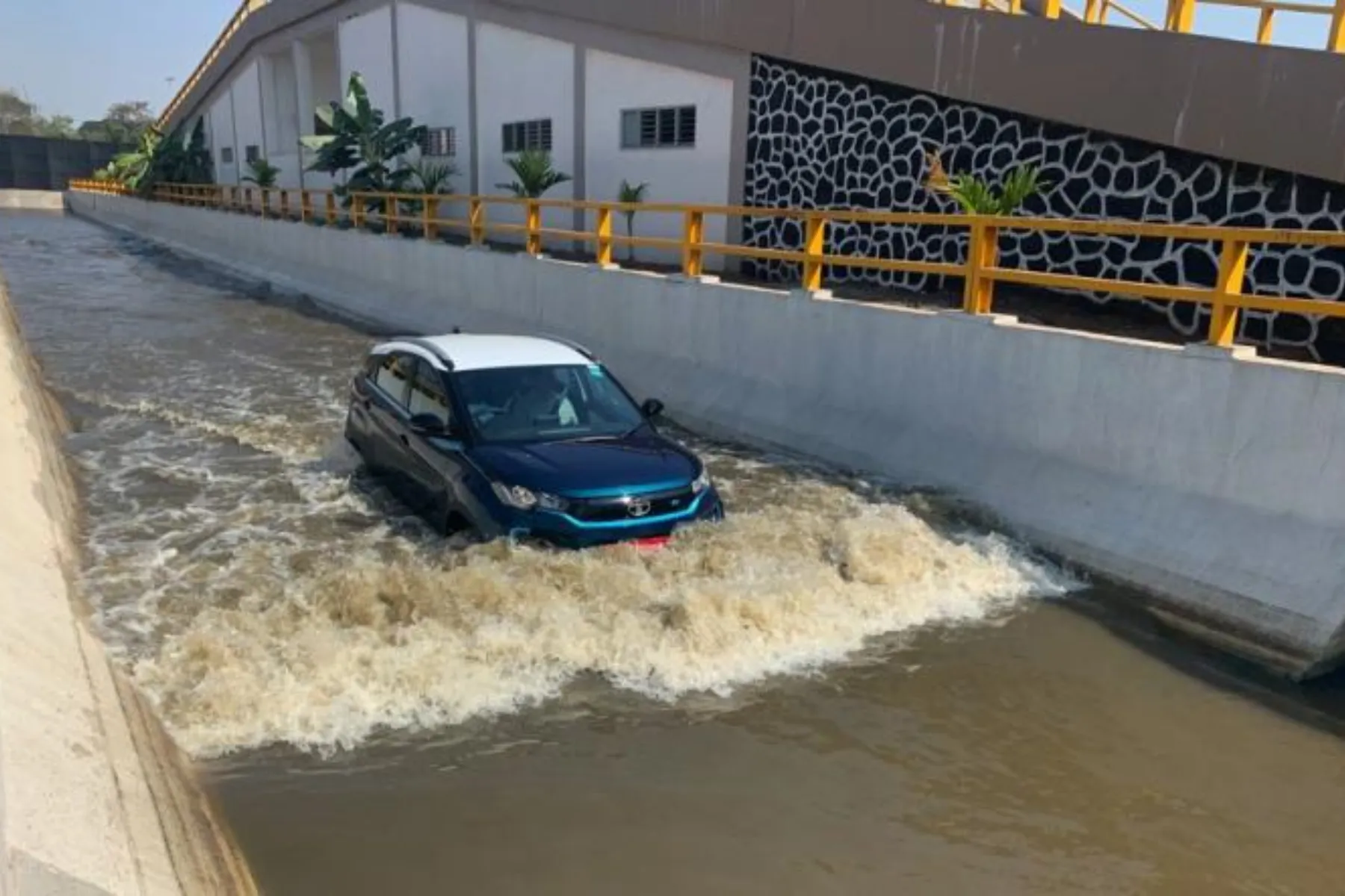 electric vehicles water resistance - water wading test
