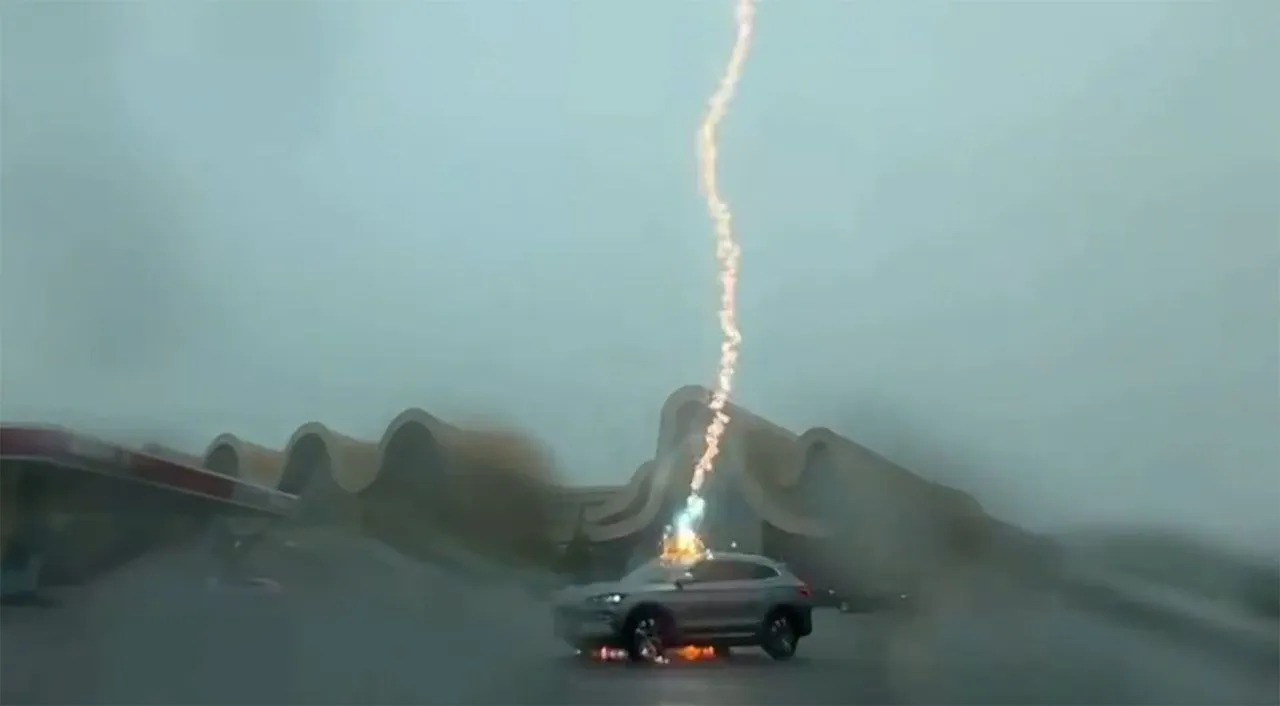 BYS SONG PLUS EV STRUCK WITH LIGHTNING