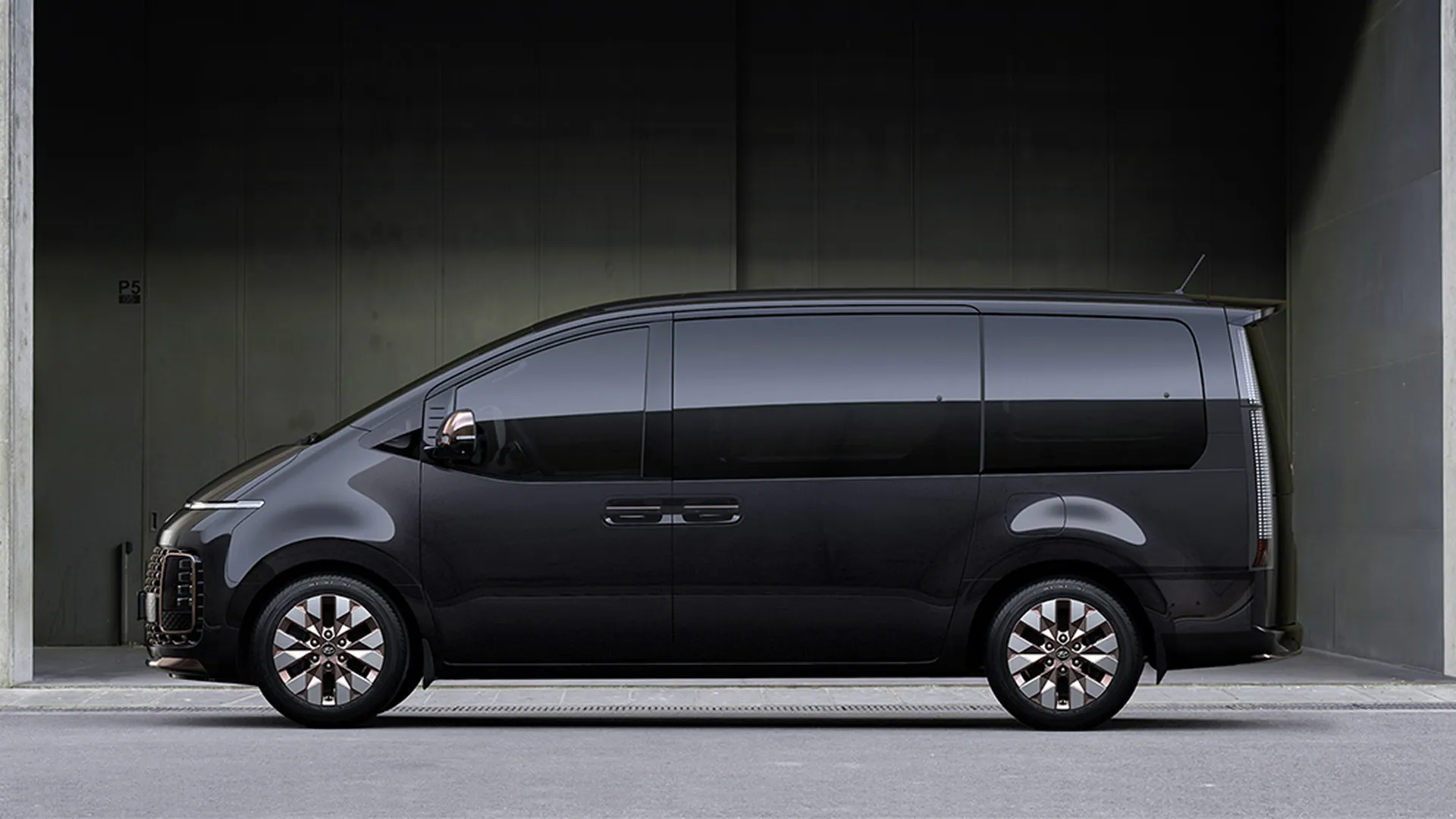 Hyundai Staria (ICE)