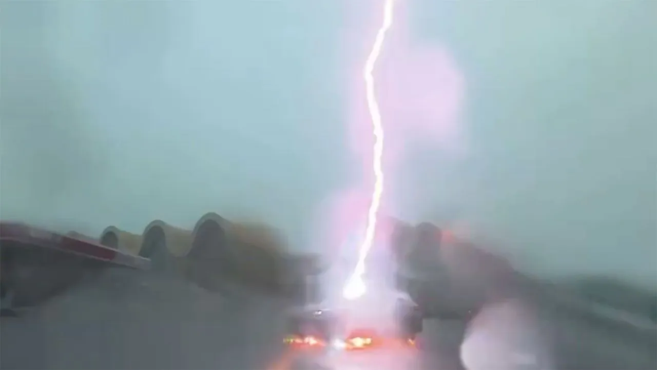 BYS SONG PLUS EV STRUCK WITH LIGHTNING