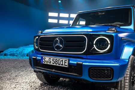 Mercedes-Benz G 580 headlight and grill