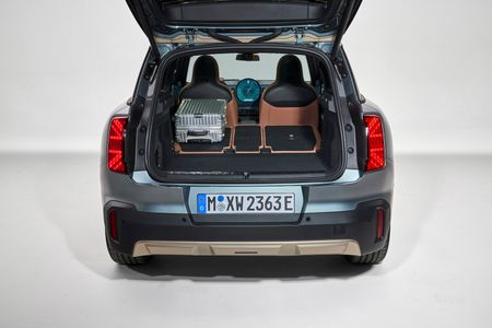 Interior 2024-Mini-Cooper-And-Countryman-EV-Revealed-With-462-Claimed-Range-6.jpg