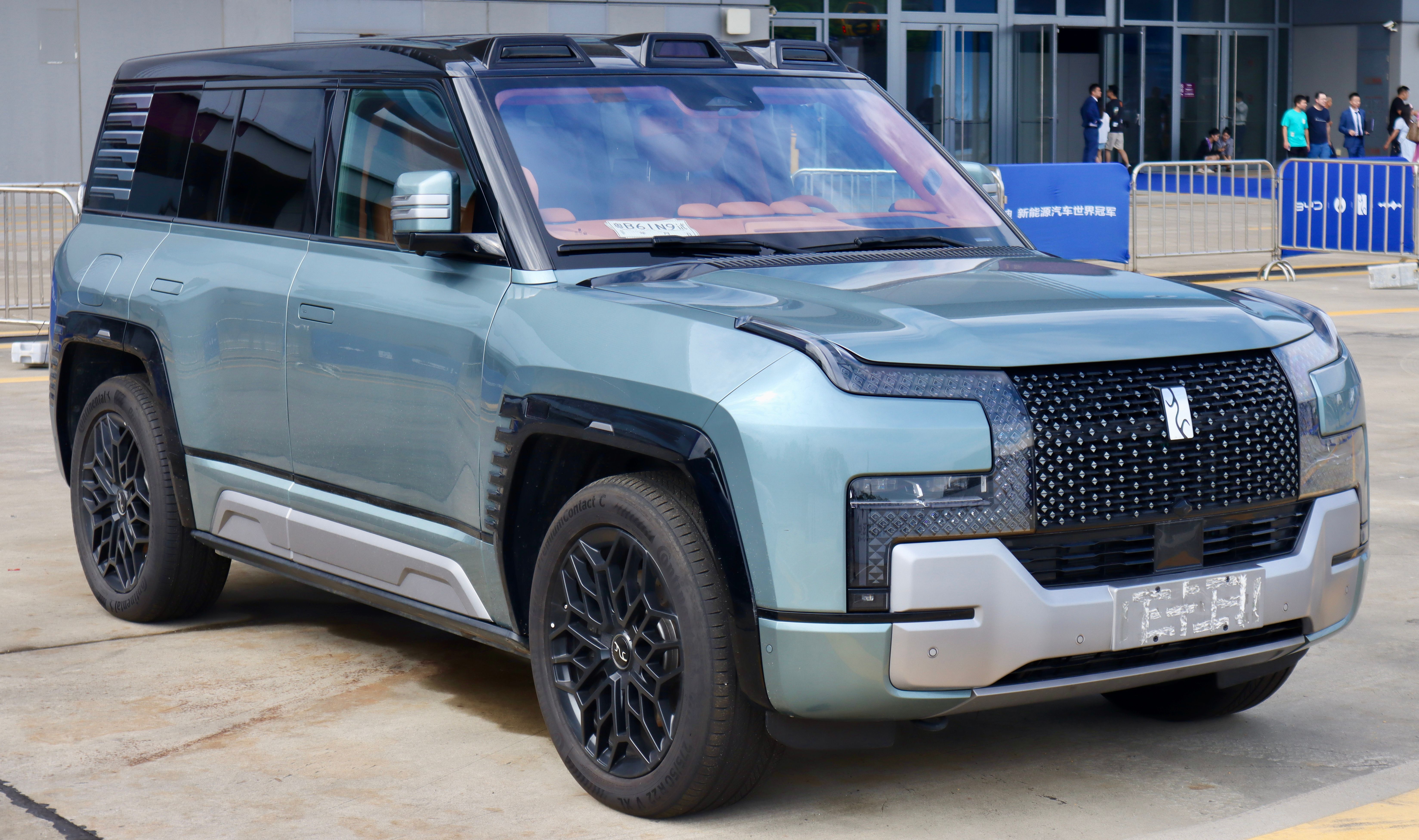 Exterior 2024_Yangwang_U8_(front).jpg