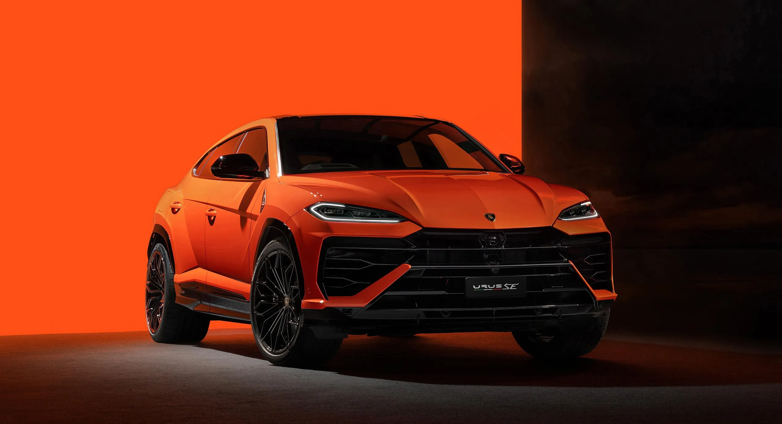 Exterior 2025_lamborghini_urus_se_38_2560x1440.jpg