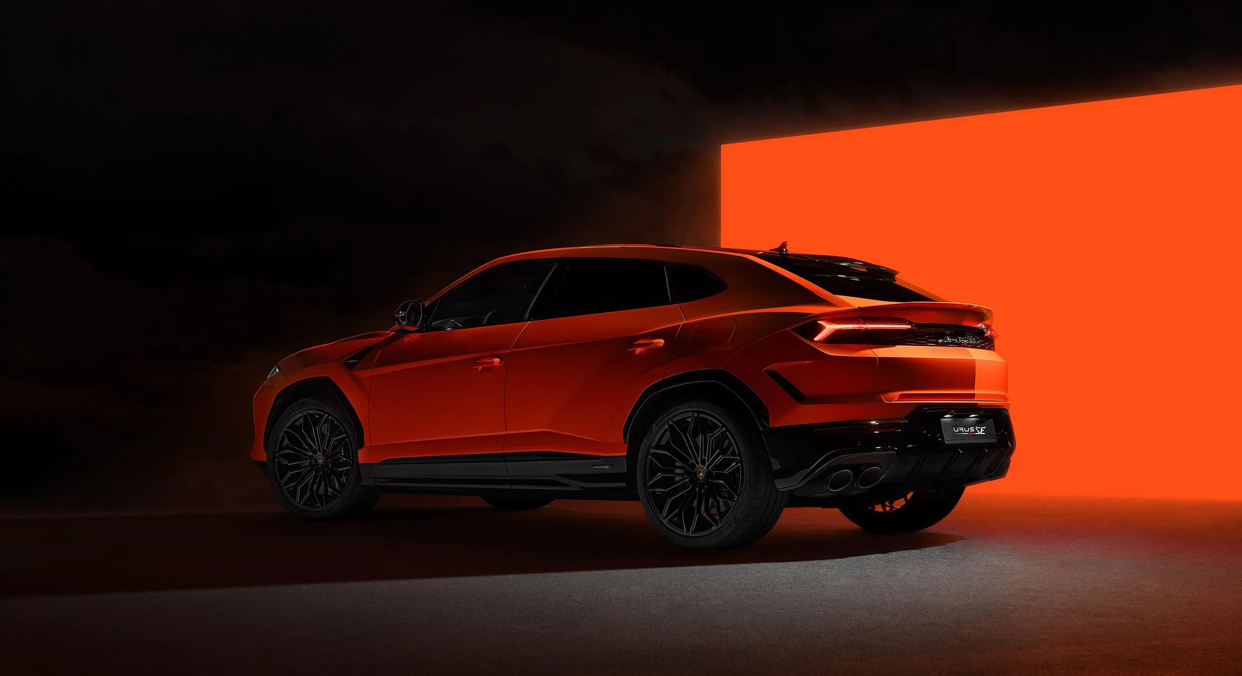 Exterior 2025_lamborghini_urus_se_41_2560x1440.jpg