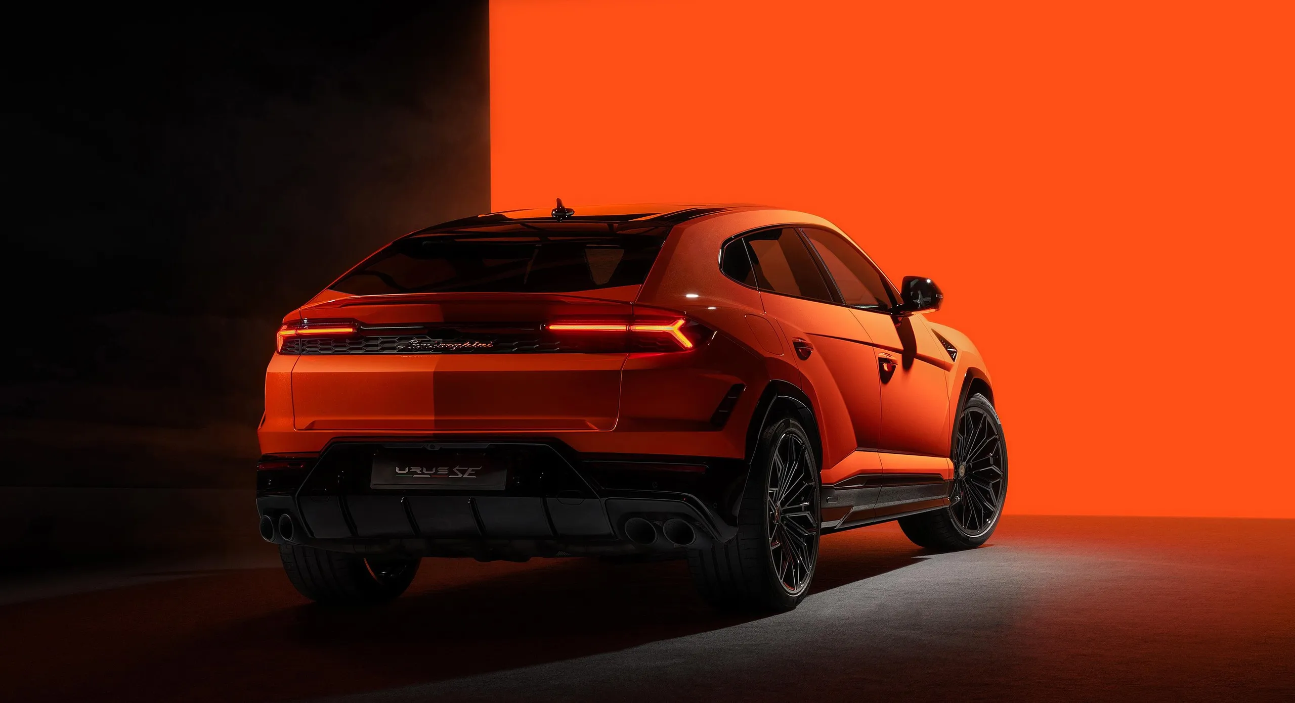 Exterior 2025_lamborghini_urus_se_42_2560x1440.jpg