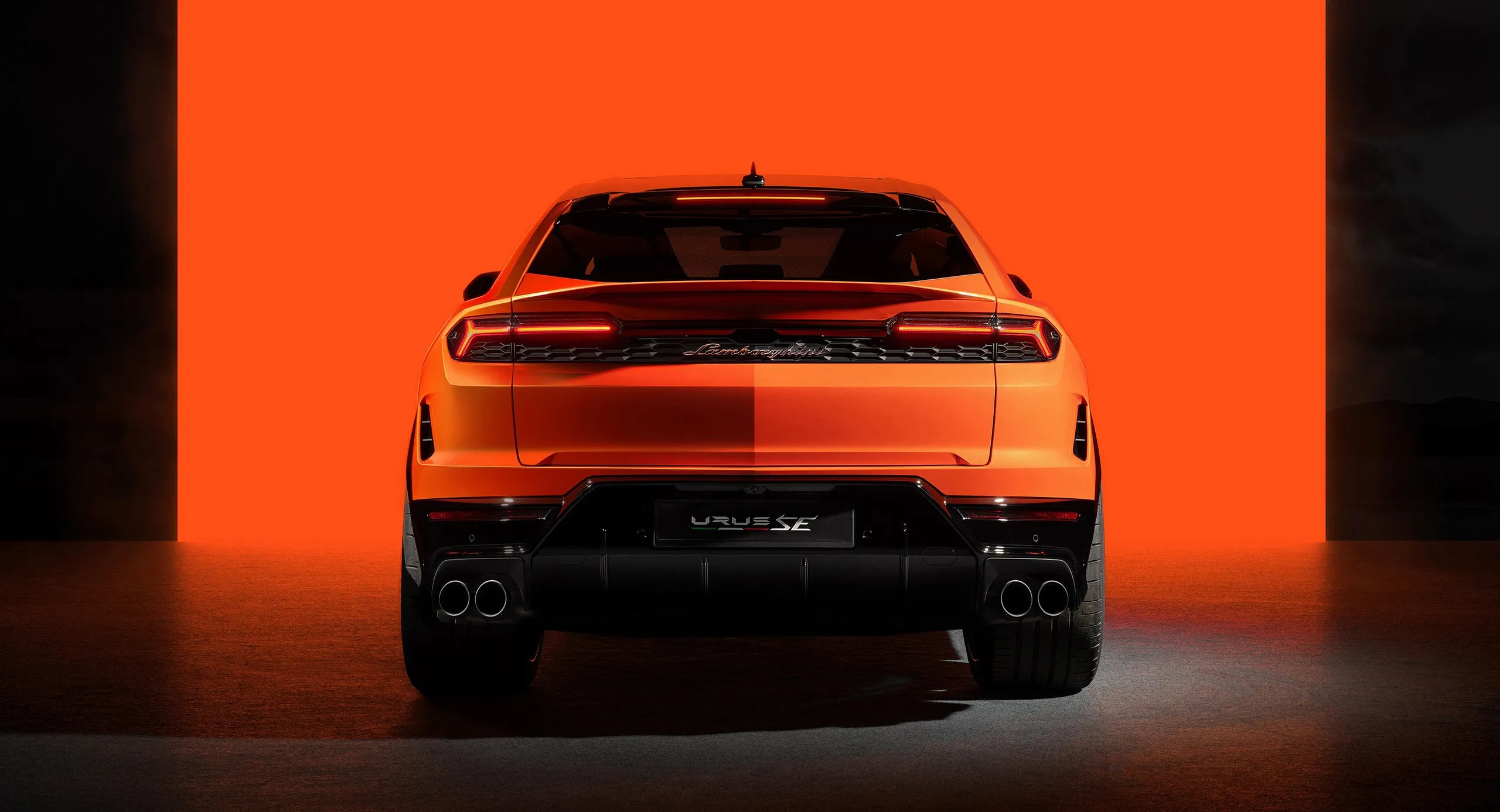 Exterior 2025_lamborghini_urus_se_43_2560x1440.jpg