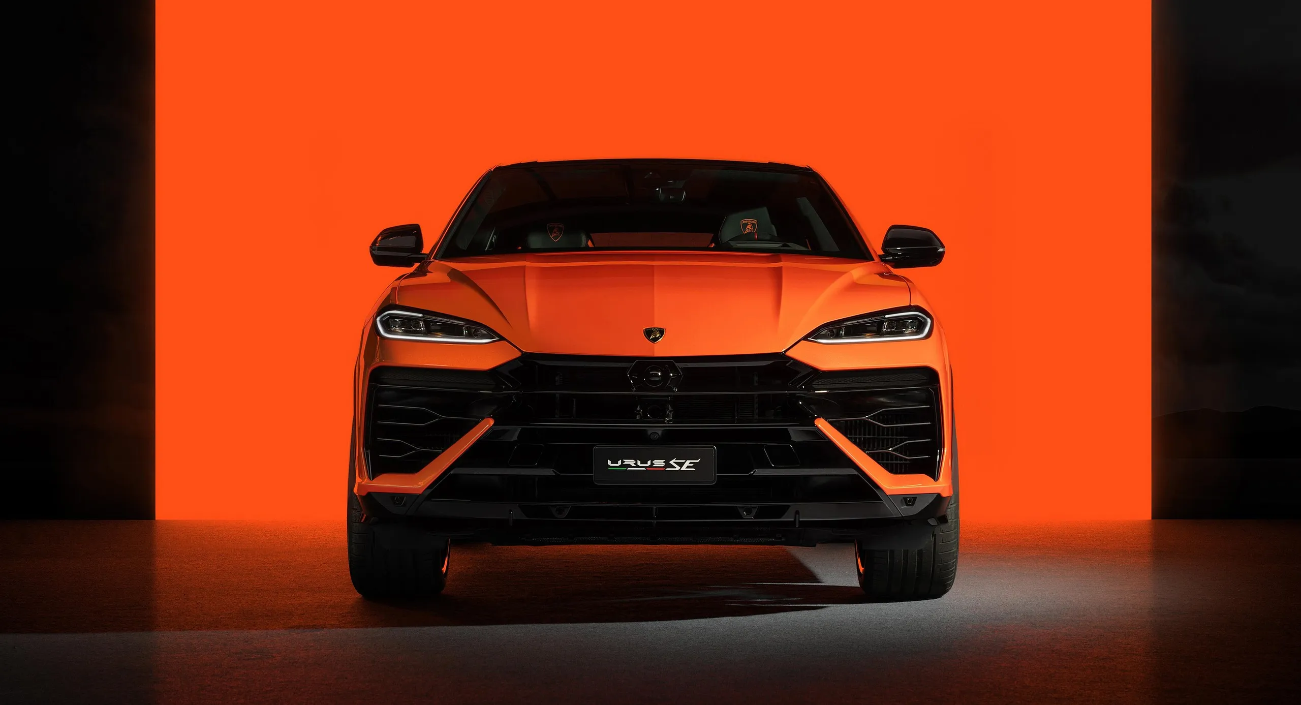 Exterior 2025_lamborghini_urus_se_44_2560x1440.jpg