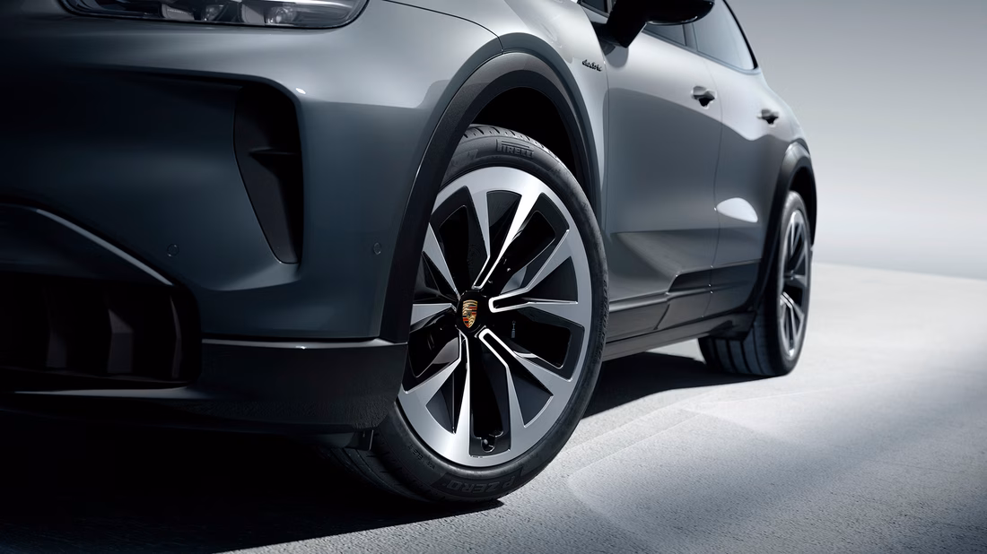 Exterior CayenneEV_10.avif