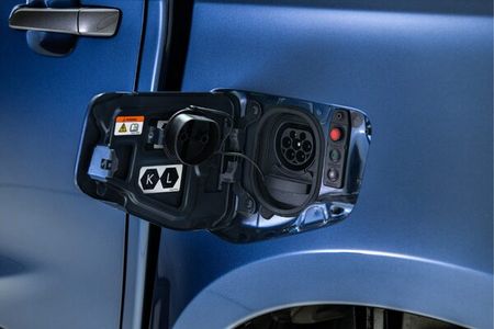 Exterior ISUZU D-MAX EV-ChargingPort.jpg