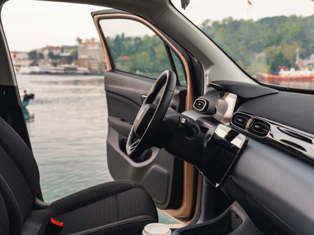 Exterior Leapmotor T03- interiors-steerig wheel.png