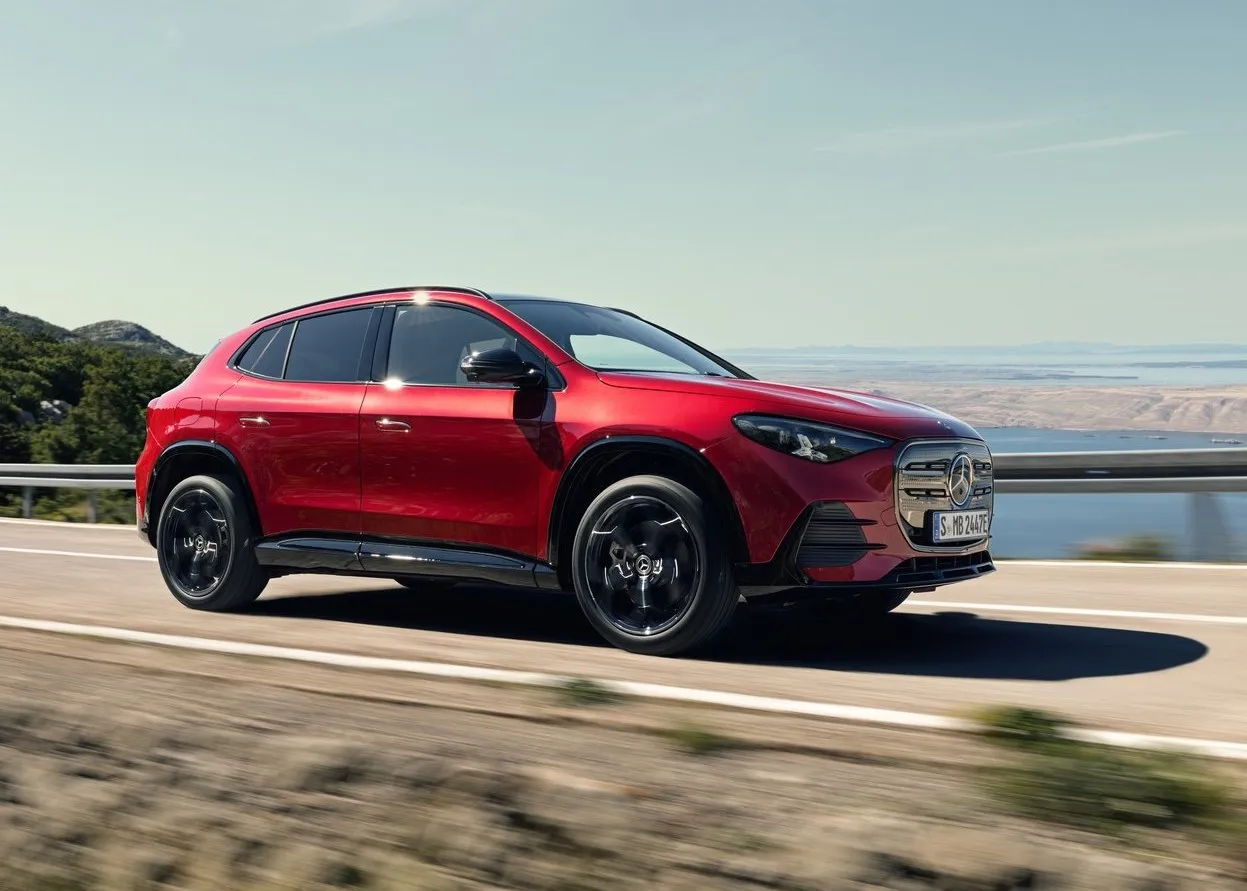 Exterior Mercedes-Benz-GLA-2027-1280-81fd10d47642a965dec5093df0cfe0ca42.jpg