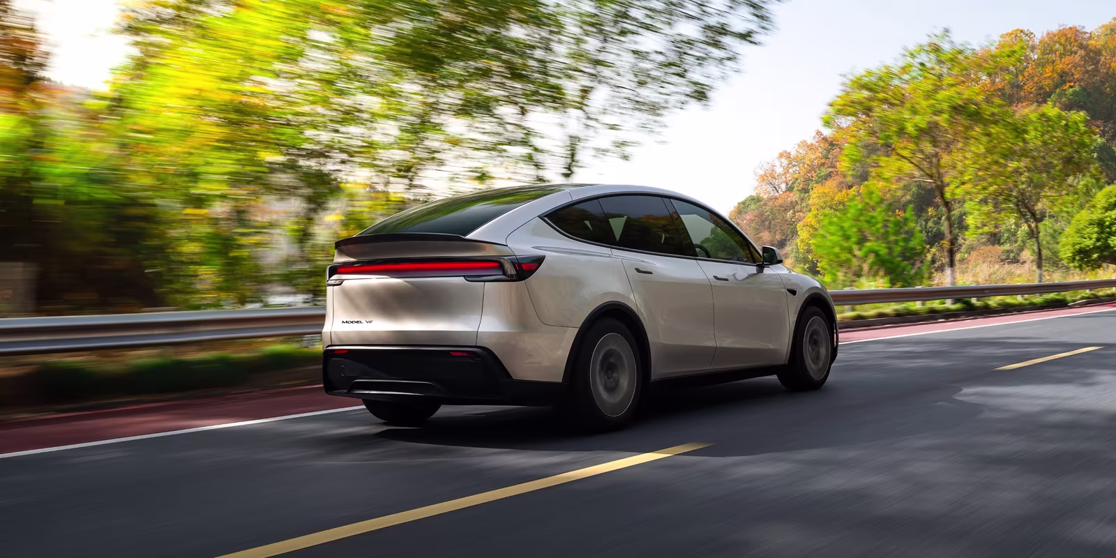 Exterior Model-Y-L-Engineered-Carousel-Slide-3-Desktop-RHD.avif