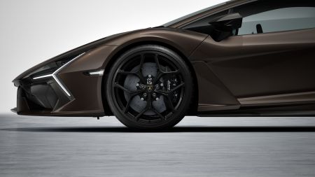 Exterior Revuelto_Exterior_Beauty_03.jpg