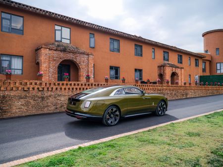 rolls royce spectre back side view