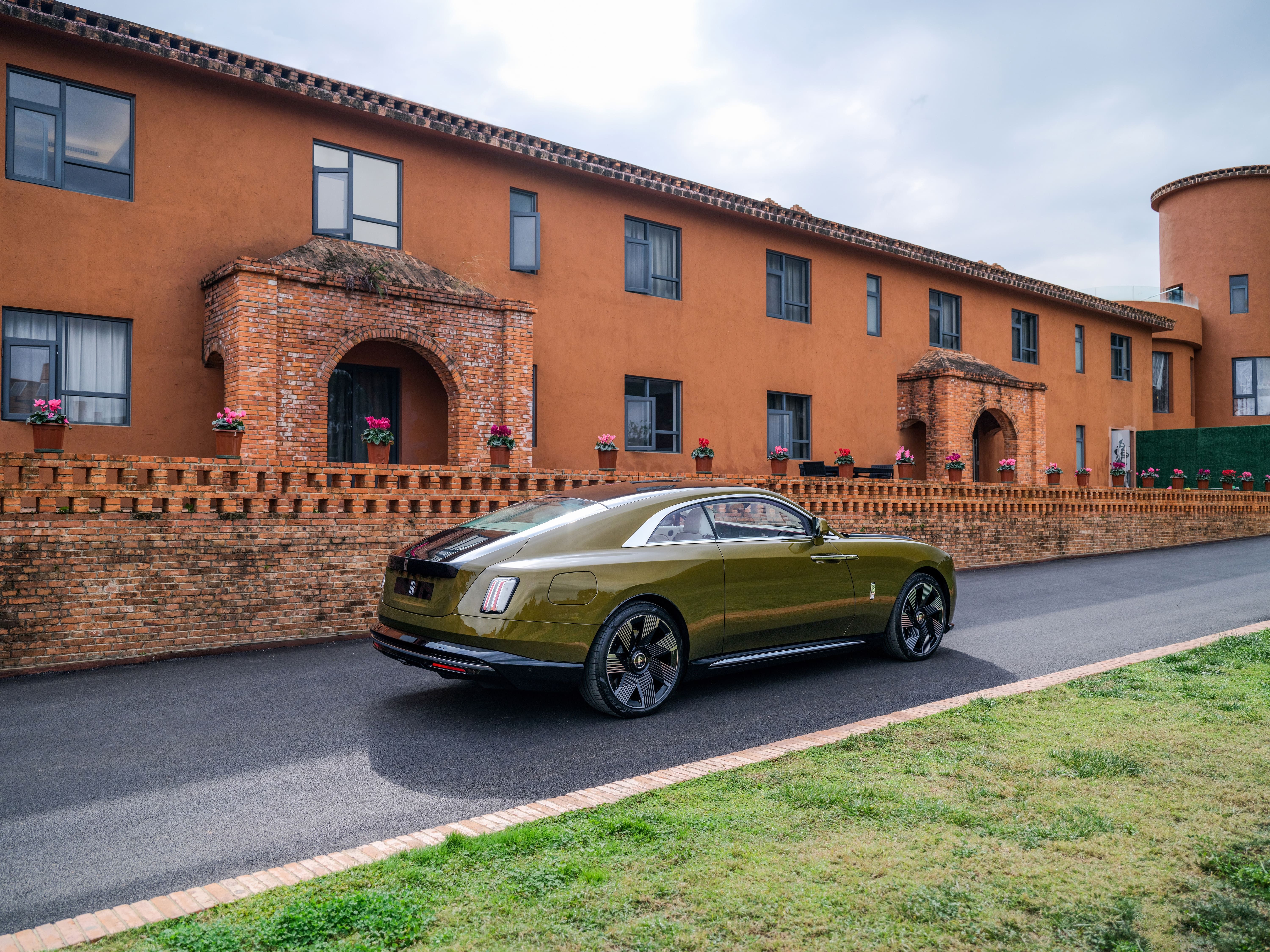 rolls royce spectre back side view