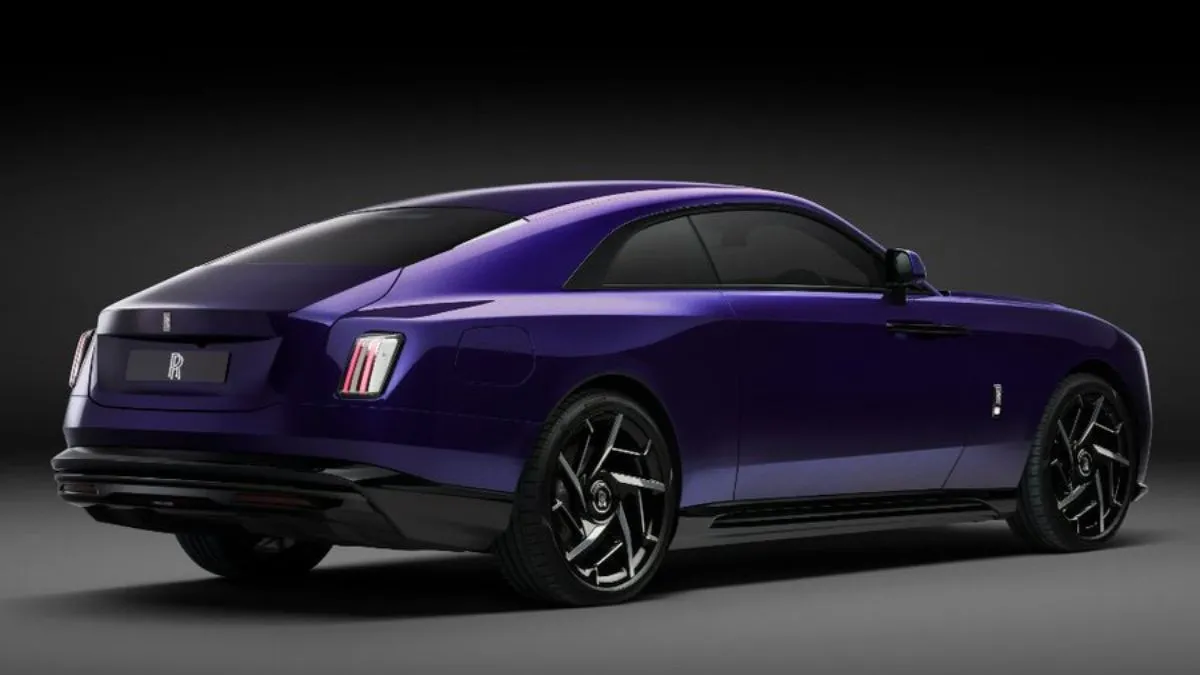 Exterior Rolls-Royce-Spectre-Black-Badge.jpg