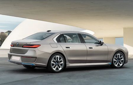 BMW-i7-Rear Right Side