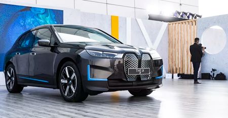 BMW-iX-Right Front Three Quarter