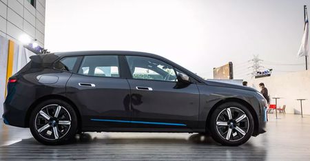 BMW-iX-Right Side View