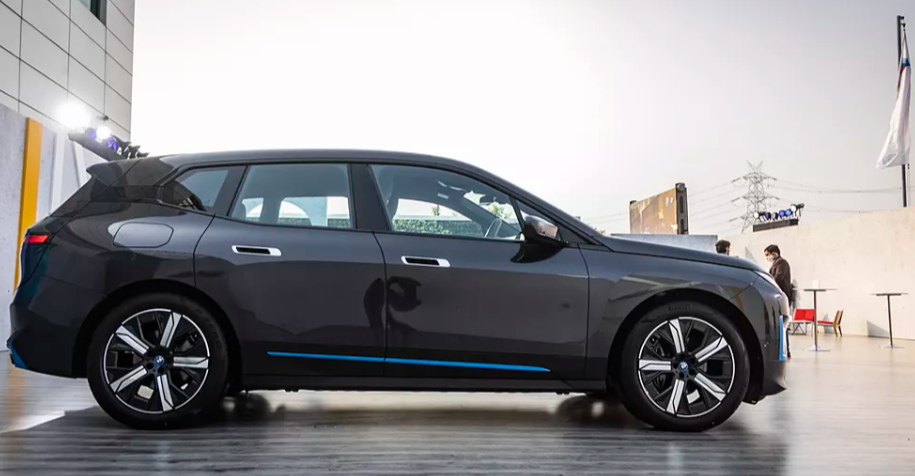 BMW-iX-Right Side View