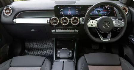 Mercedes-Benz-EQB-EV-Dashboard