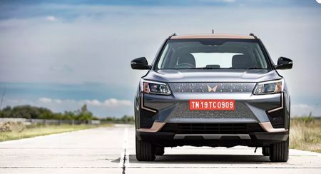 Mahindra-XUV400-Ev-Front View