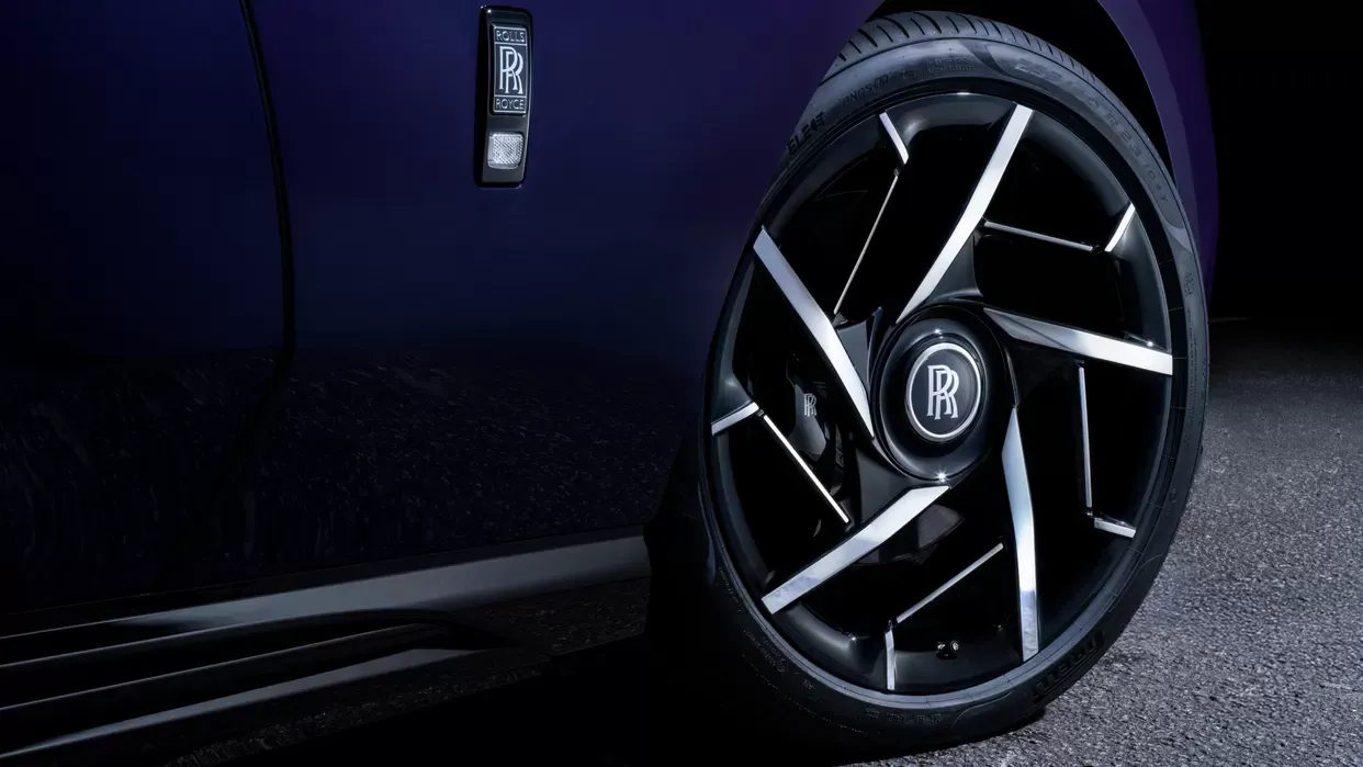 Exterior SpectreBlackBadge-8.webp