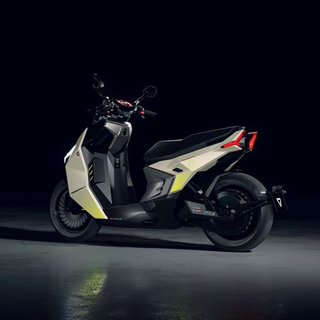 bike Ultraviolette Tesseract (Back-side view).png