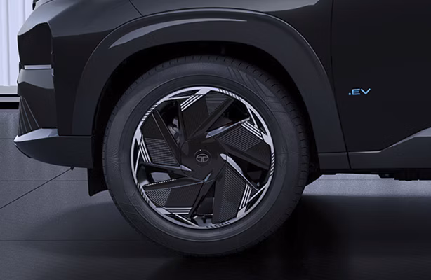 Exterior alloy-wheels (Tata Curvv Dark Edition).avif