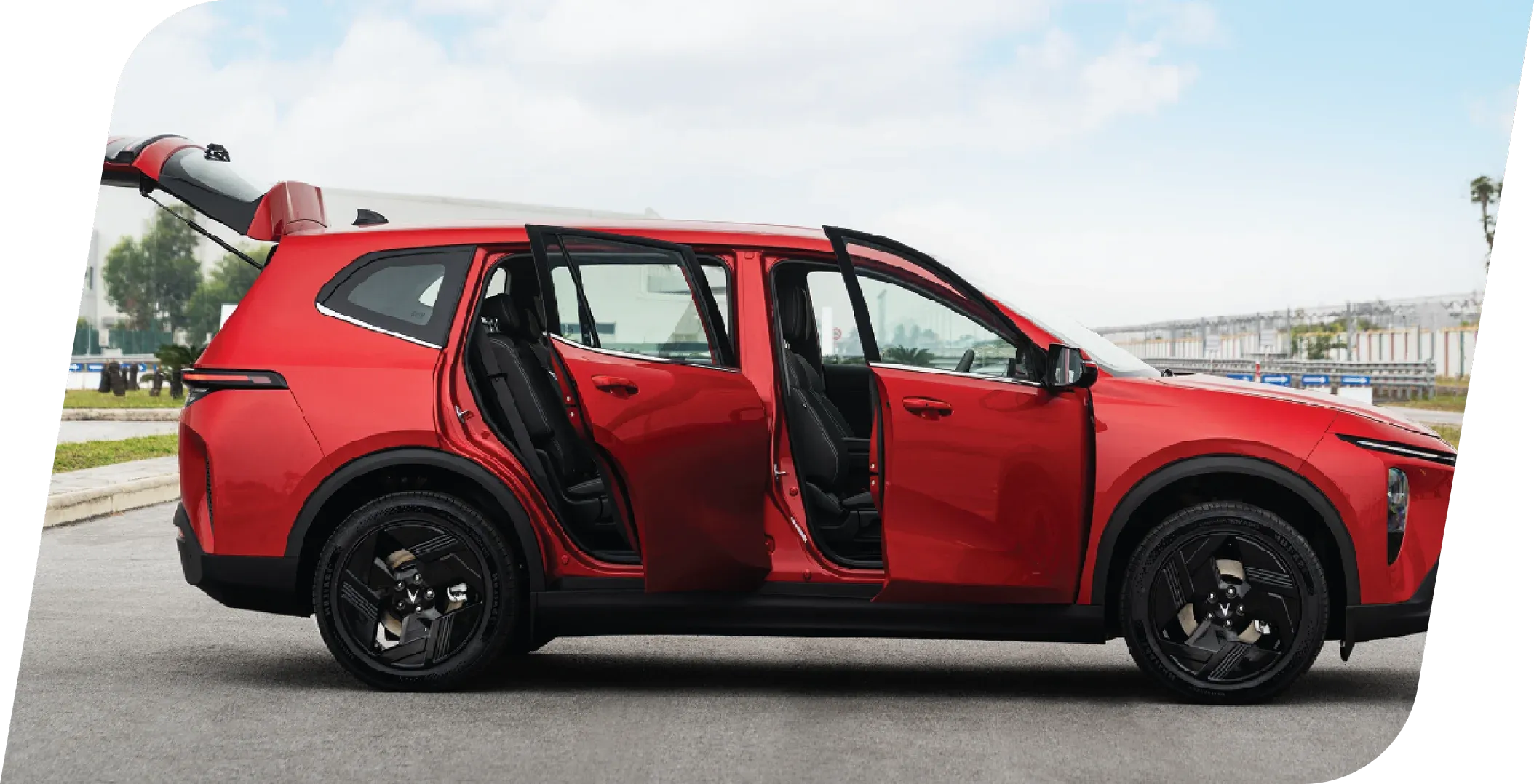 Exterior ample-room-for-family-and-essentials-why_0.webp