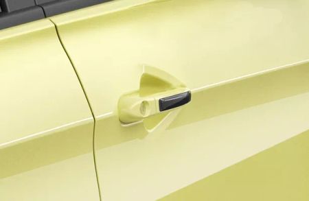 Exterior body-coloured-door-handles-with-piano-black-insert-1.webp