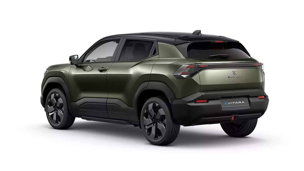 Exterior e-vitara-exterior-left-rear-three-quarter.webp