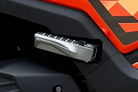 bike exterior_zelio-legender_footrest-view_930x620_v3.webp