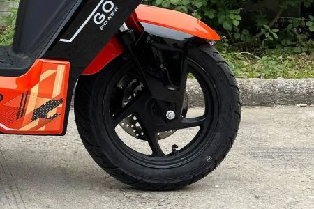 bike exterior_zelio-legender_front-tyre-view_930x620_v3.webp