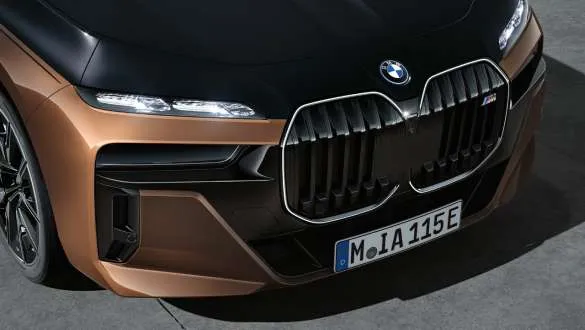 Exterior i7m70xDrive-headlight.jpg