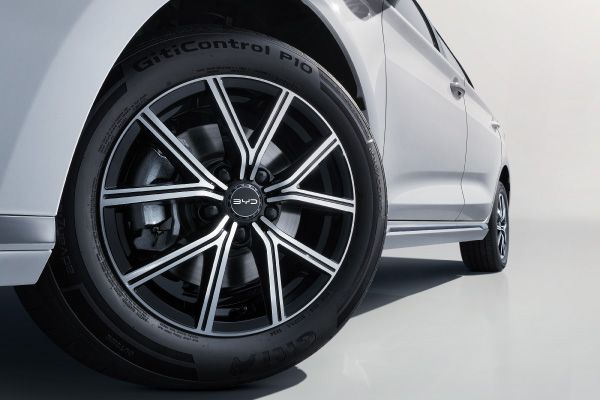 BYD-eMax7-wheel.jpg