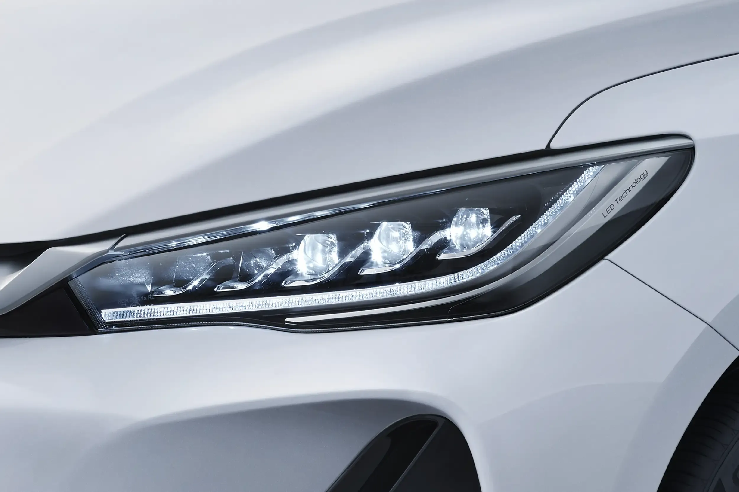 BYD-eMax7-headlamp.webp