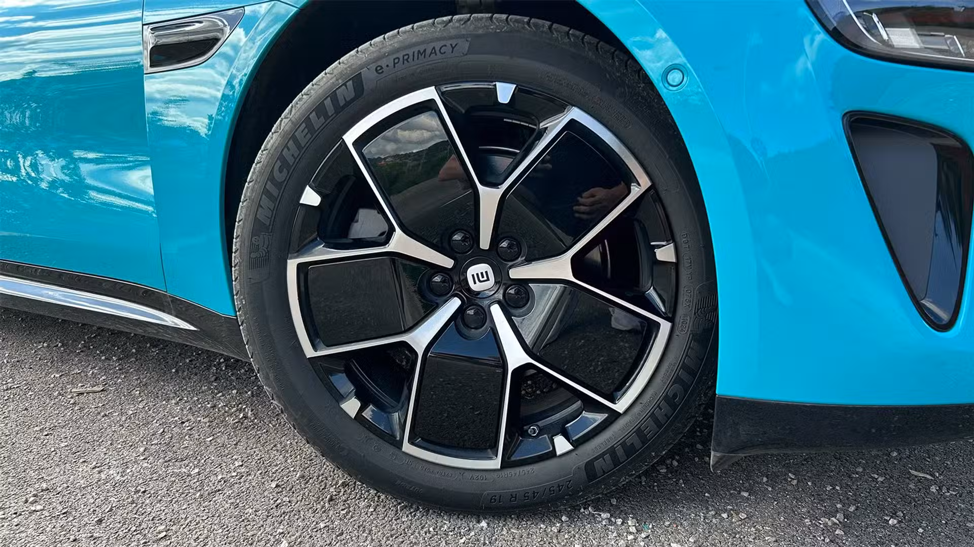Exterior wheel (Xiaomi SU7).avif