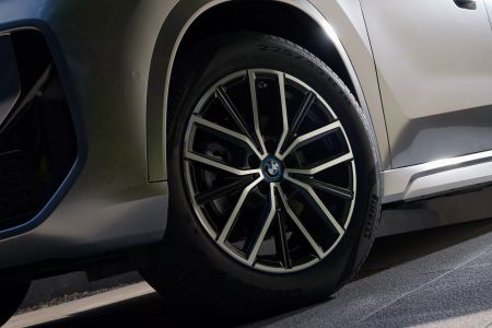 Exterior wheels-ix1-18-inch-alloys_3to2.webp